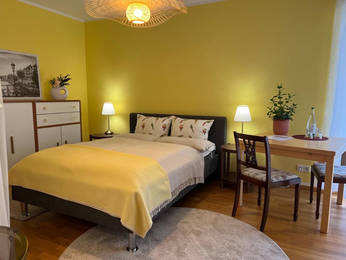 B&B München - Privatzimmer mit Balkon - Bed and Breakfast München