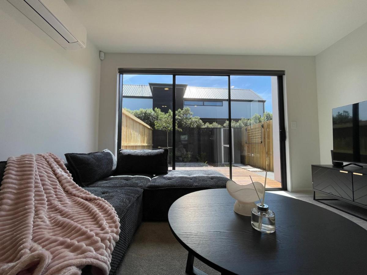 B&B Christchurch - Luxury 2 Bedroom Townhouse Opposite Merivale Mall - Bed and Breakfast Christchurch