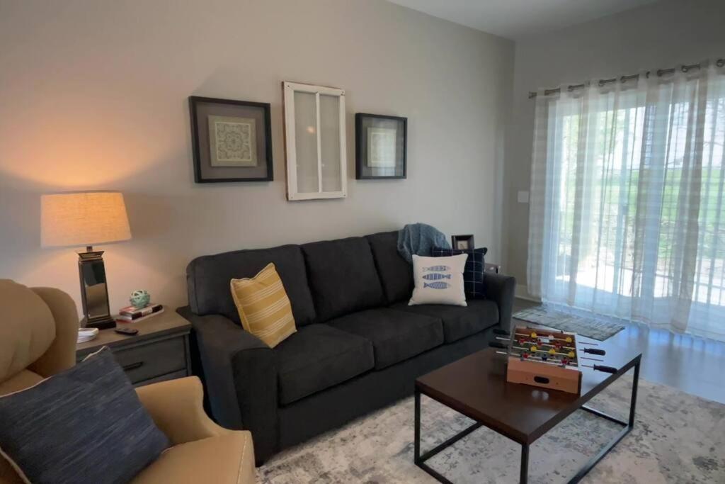 Main Floor New Charming 2 Bedroom Condo - B&B