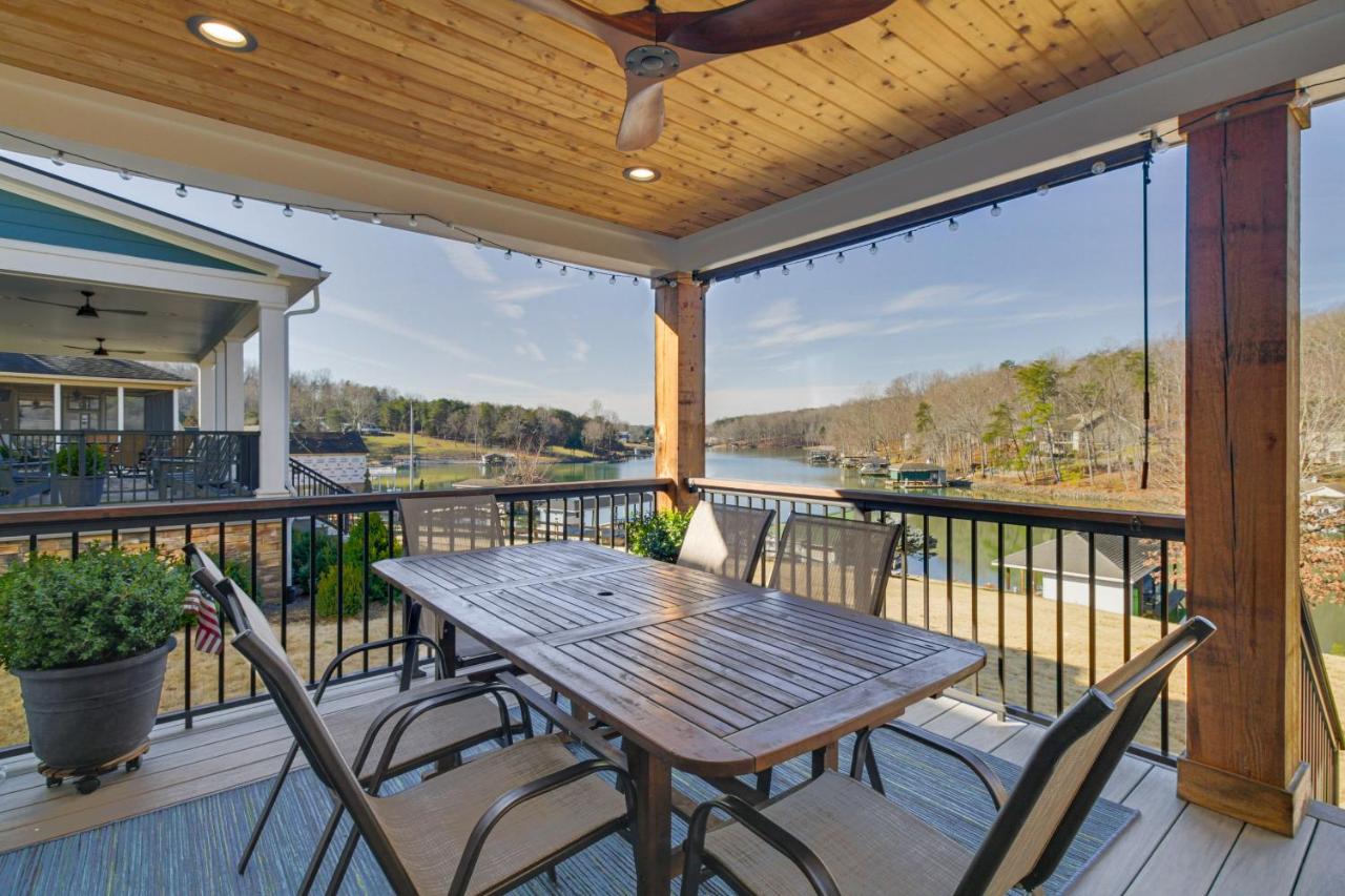 B&B Moneta - Lakefront Moneta Home with Hot Tub and Boat Dock! - Bed and Breakfast Moneta