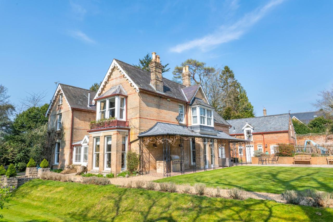 Garth Lodge with Tennis Court and Pool - Bed and Breakfast