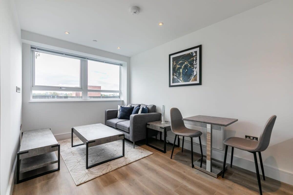 Bright and Modern Studio Apartment in East Grinstead - B&B