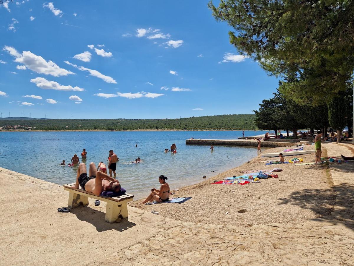 Small apartment near the beach in Gornji Karin ST TH - B&B Anić