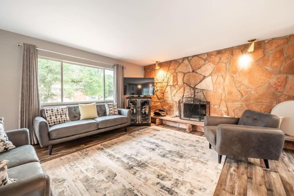 WALK to Garden of the Gods 3Bedroom WD AC - Bed and Breakfast