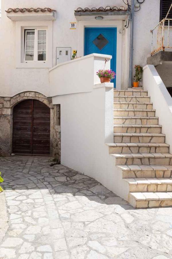 Holiday home in Vrbnik - Insel Krk 47398 - Chambres d’hôtes Vrbnik