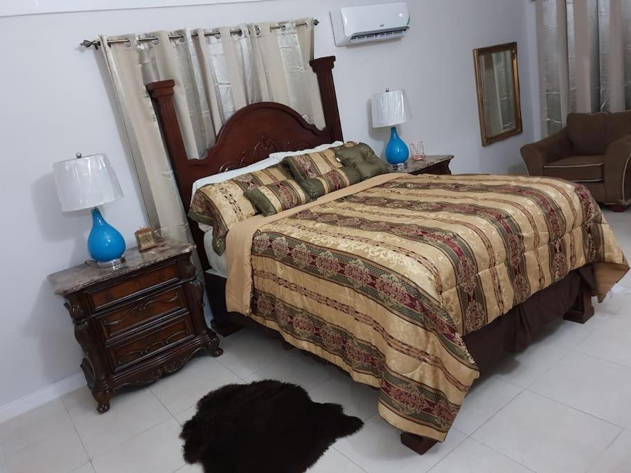 B&B Kingston - Escape @ The Oasis- Kingston 5 (24hrs Security) - Bed and Breakfast Kingston