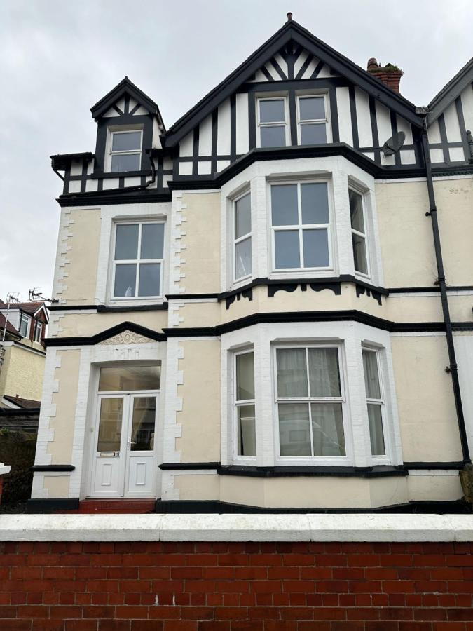 Carmen Sylva Studio flat Llandudno sea front F7 - B&B