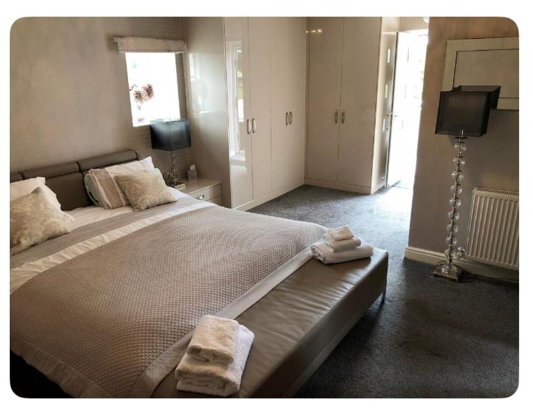 B&B Consett - The Oaks A private room in our home With its own entrance with internal doors locked More suited to quieter guests wanting a peaceful stay - Bed and Breakfast Consett