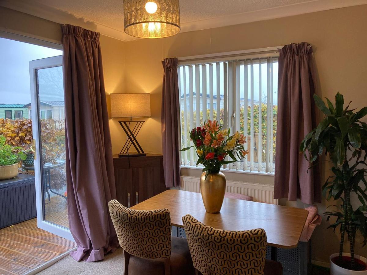 B&B Penrith - 2 Bedroomed Lodge with Private Garden - Bed and Breakfast Penrith