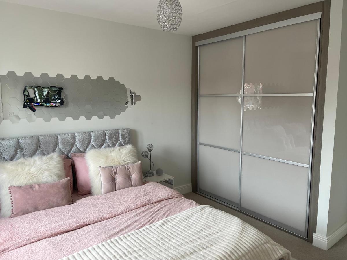 En-suite bedroom in a family home near Gatwick airport and Horley station - Chambres d'hôtes Hookwood