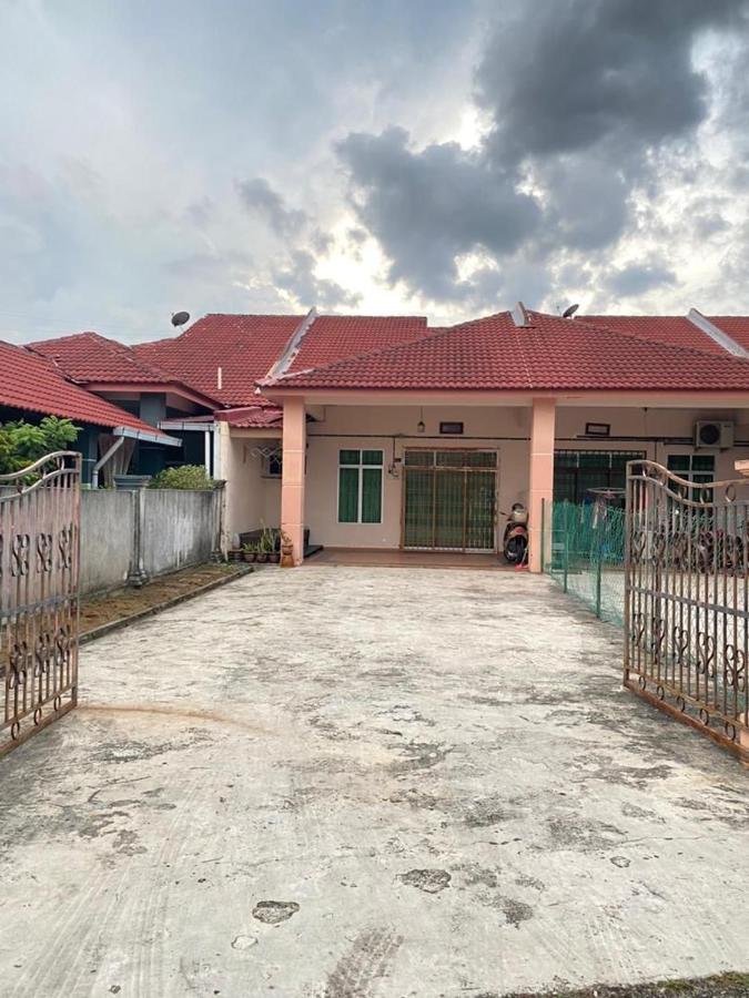 Hajjah Homestay Muar - Bed and Breakfast