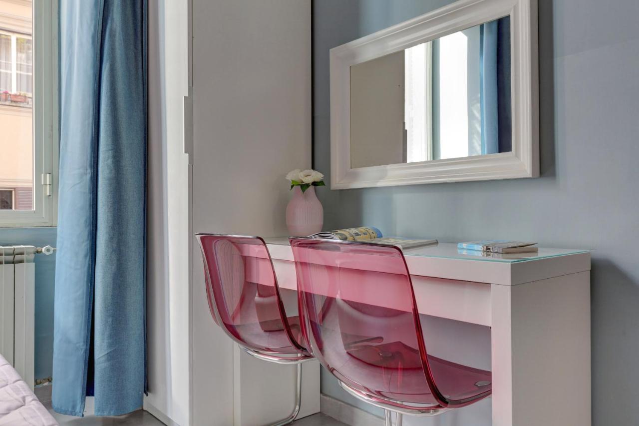 Deze driepersoonskamer heeft een gedeelde badkamer.