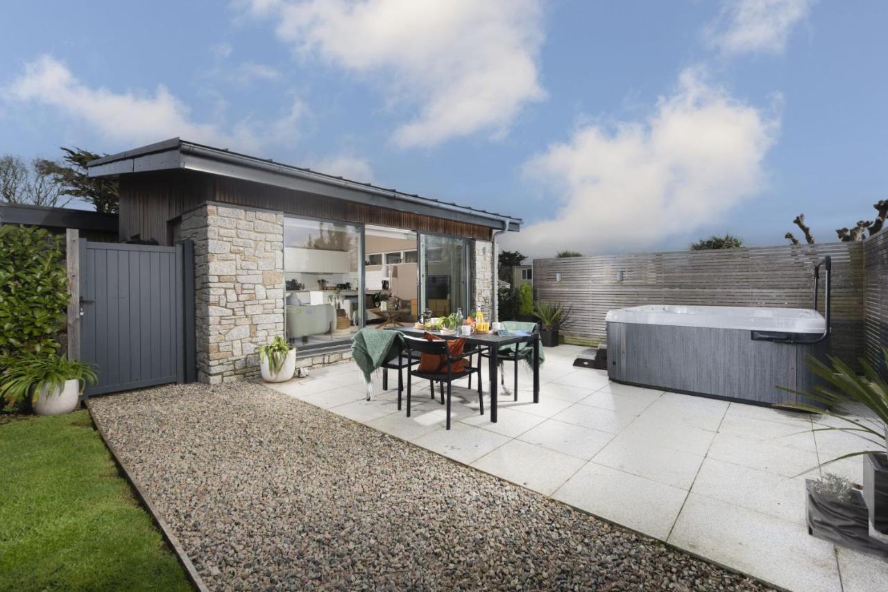 Salt Life, Dunes at Upton Towans - Hot tub - Pet friendly - Self check in - B&B Hayle