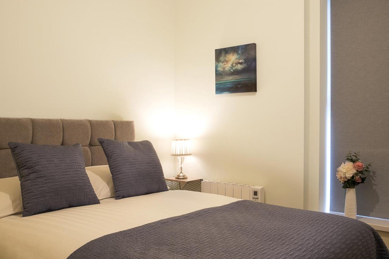 Blue Door Apartments - Bed and Breakfast
