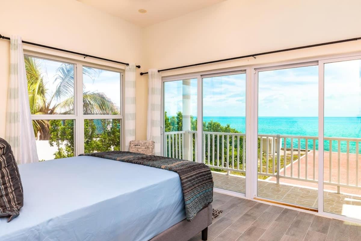 B&B Providenciales - Breathtaking Turtle Tail Drive Oceanfront Villa - Bed and Breakfast Providenciales