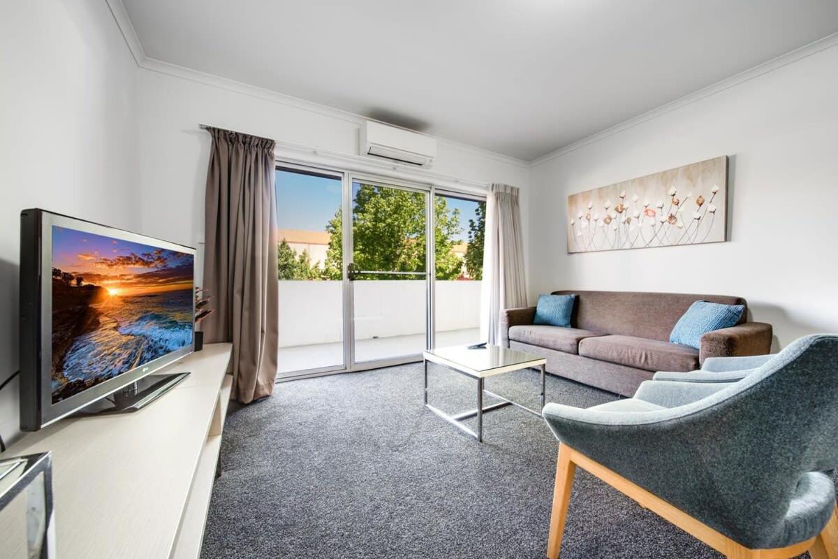 B&B Tuggeranong Administrative District - Spacious 2-Bed Conveniently by Lake Tuggeranong - Bed and Breakfast Tuggeranong Administrative District