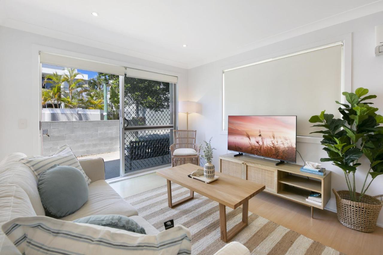 B&B Gold Coast - Ground Floor 2-Bed Mermaid Beach Pad with Parking - Bed and Breakfast Gold Coast