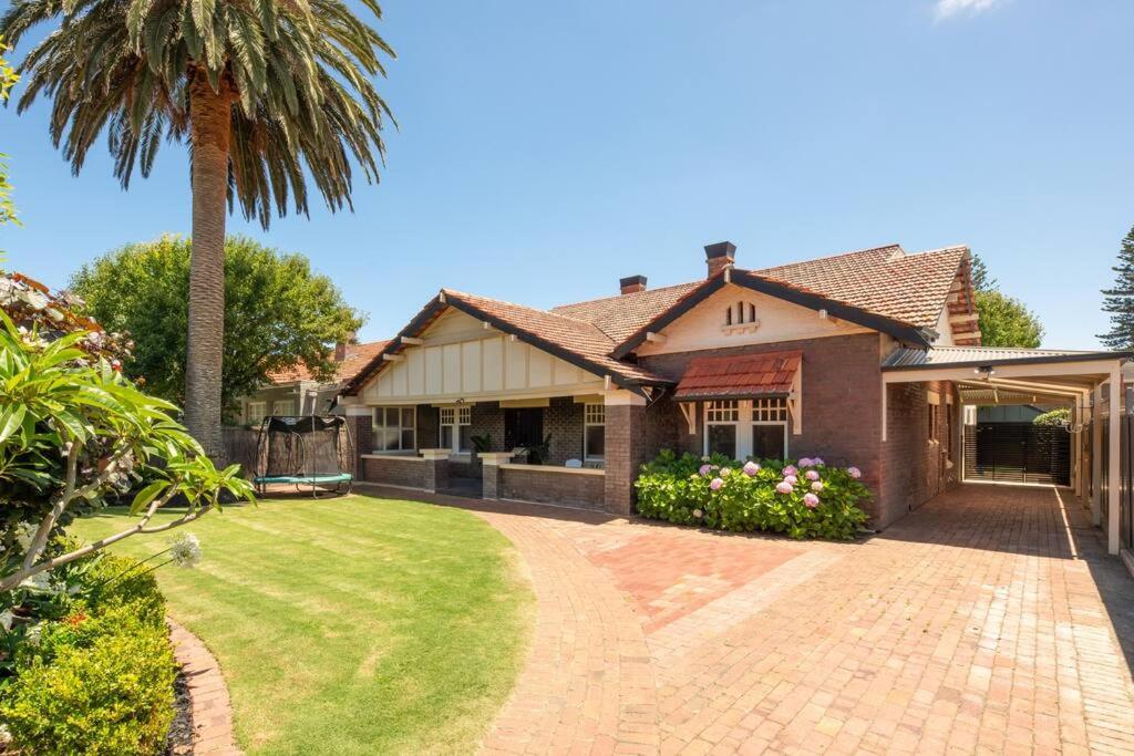 The Bungalow - Boutique Pool Glenelg Beach - B&B