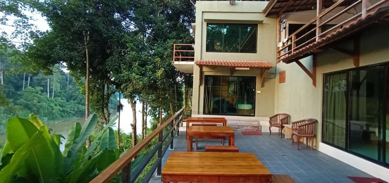 Naura Roomstay - B&B