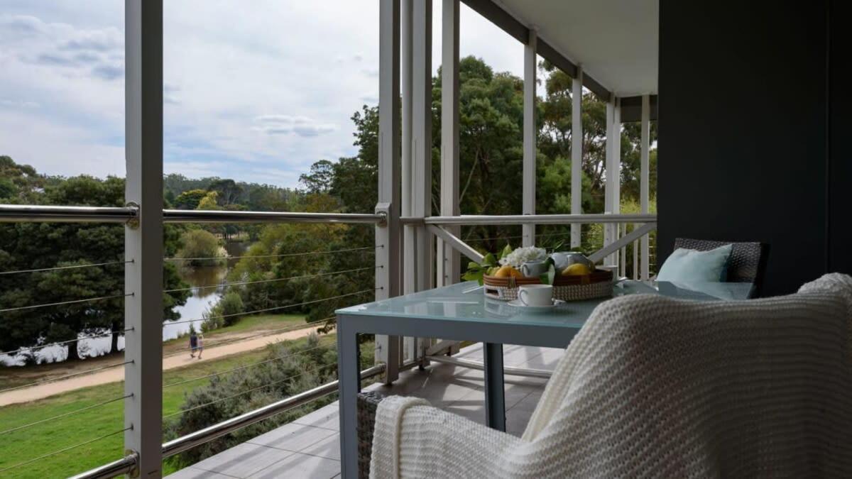 Lakeside Suite 1 - Lake View & Spa Bath - B&B Daylesford
