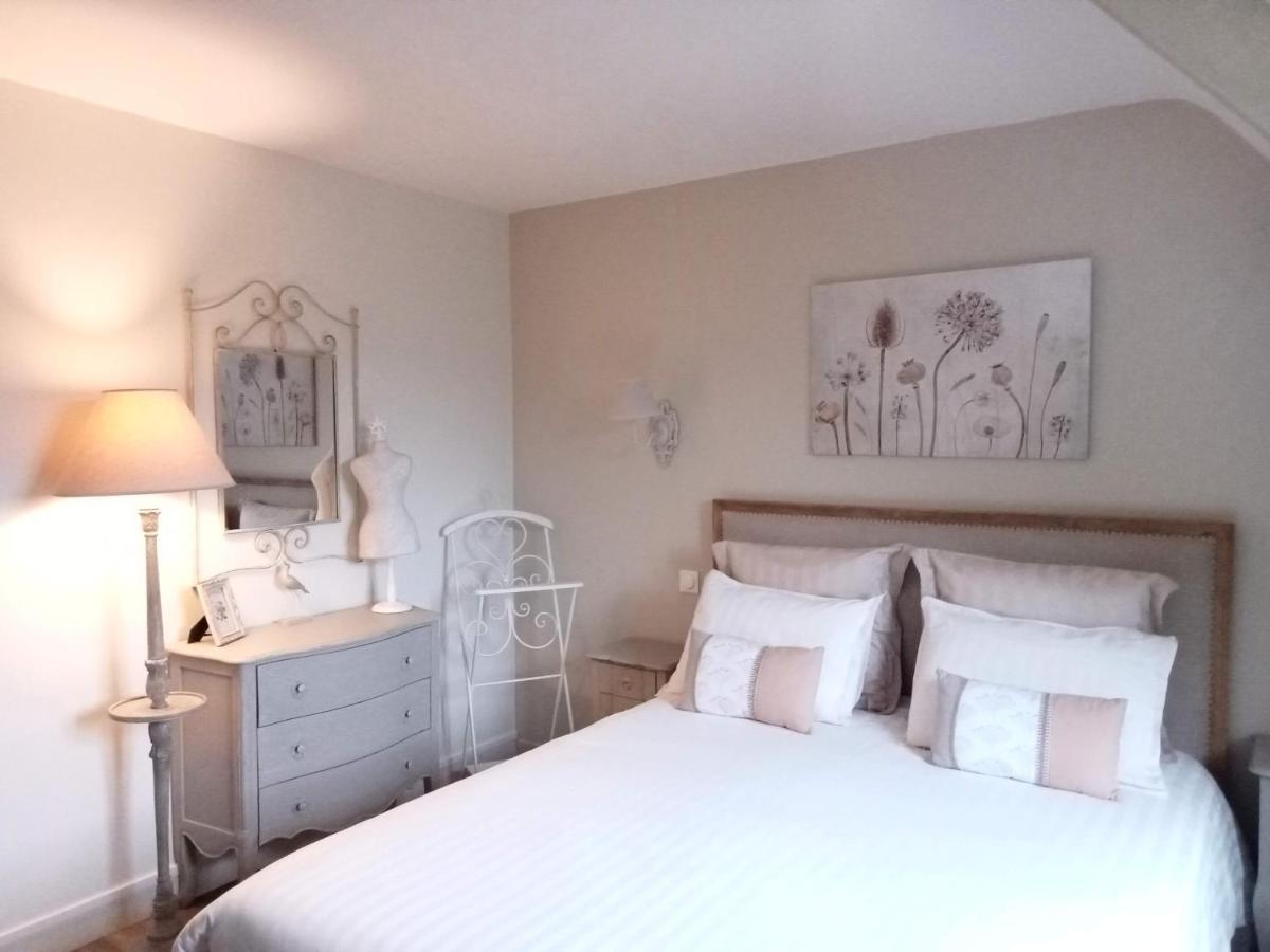 Habitación con cama grande y vistas al jardín