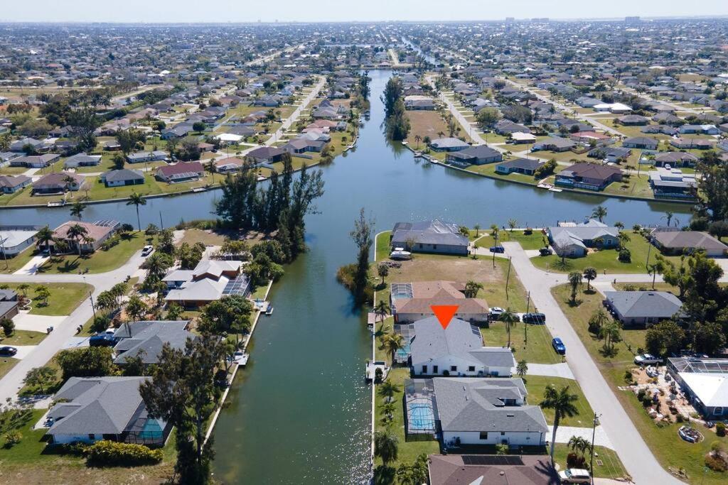 Luxury Waterfront Haven in Cape Coral - Dog-Friendly Escape with Private Pool - B&B