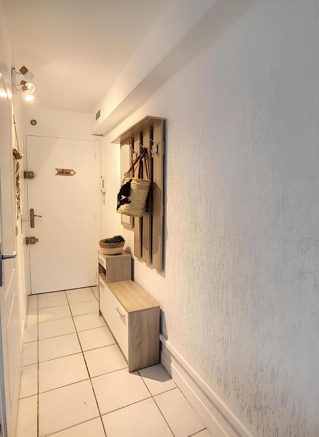 GOLFE JUAN Studio en souplex dans résidence avec piscine - Bed and Breakfast Vallauris