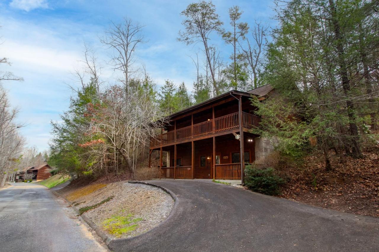 5 Mins to Pigeon Forge Strip w/ Hot Tub+Grill+MORE - B&B