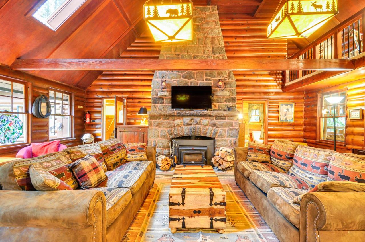 Forested Minikahda Lodge with Hot Tub Near Mt Hood - B&B