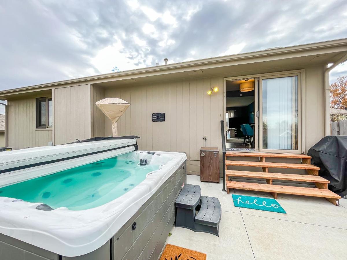 B&B Omaha - New 3 bd 2 bath Hot tub - Bed and Breakfast Omaha