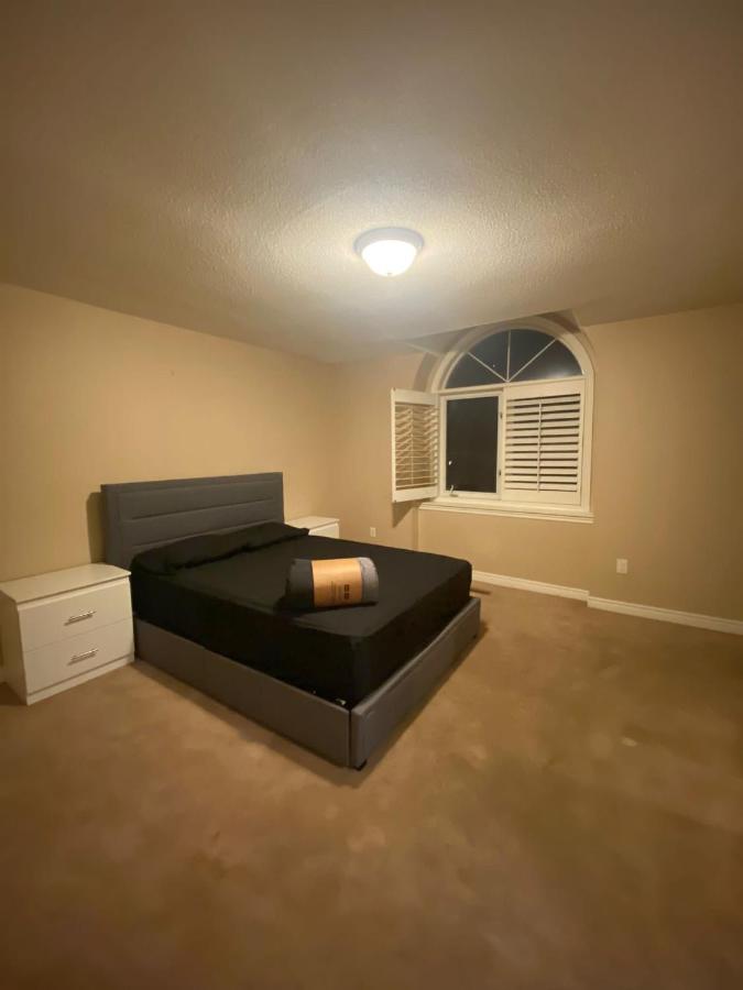 B&B Mississauga - A Cozy Townhome for your stay - Bed and Breakfast Mississauga