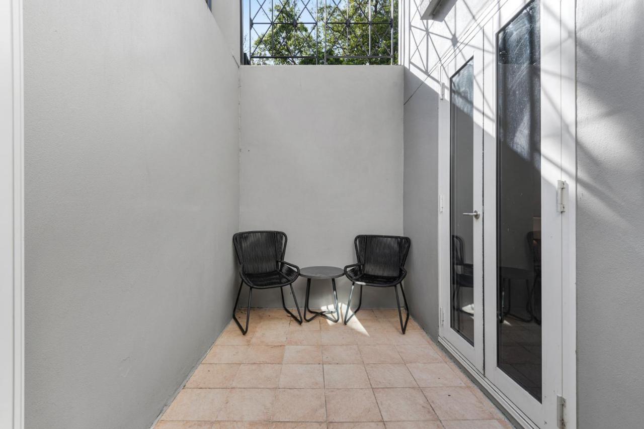 Chic 1-Bed Apartment Steps From Shopping Street - Ferienwohnung