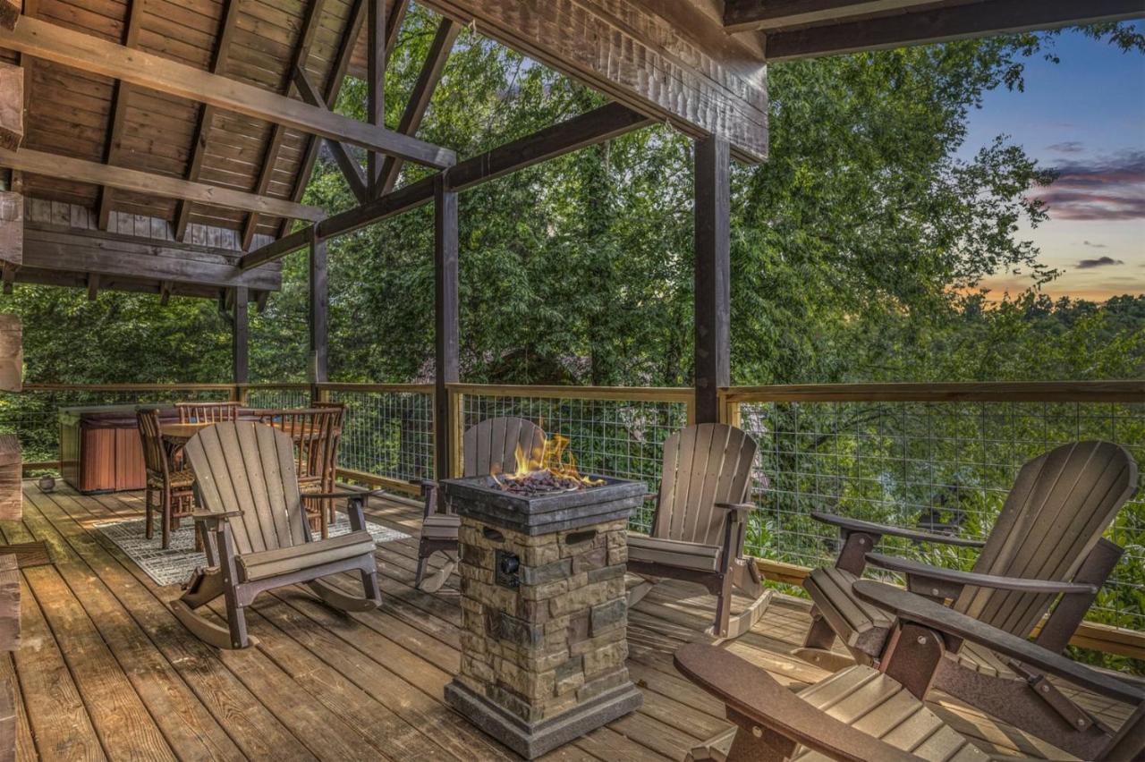 Near Dollywood with Pool Table-Hot Tub-Fire Pit-Game Room-Swimming Pool - B&B