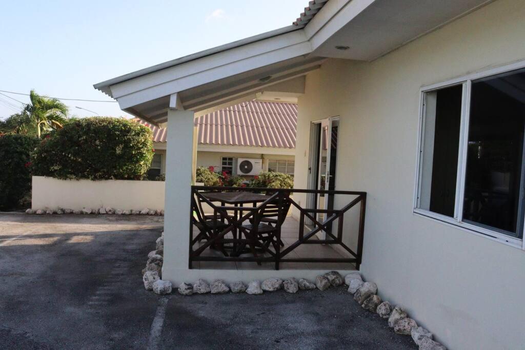 Mambo Beach Casa Ofori at Baracuda - B&B Willemstad