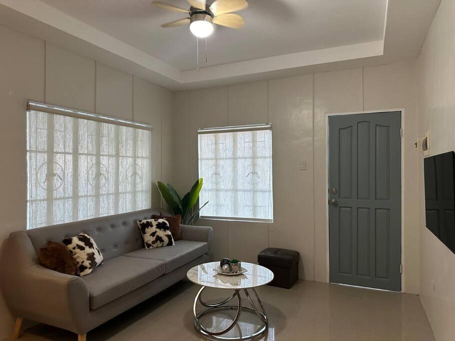 Japandi Home C - Fully Aircon, WIFI, Hot shower, 24hGuard, Center, near Malls - Chambres d'hôtes General Santos