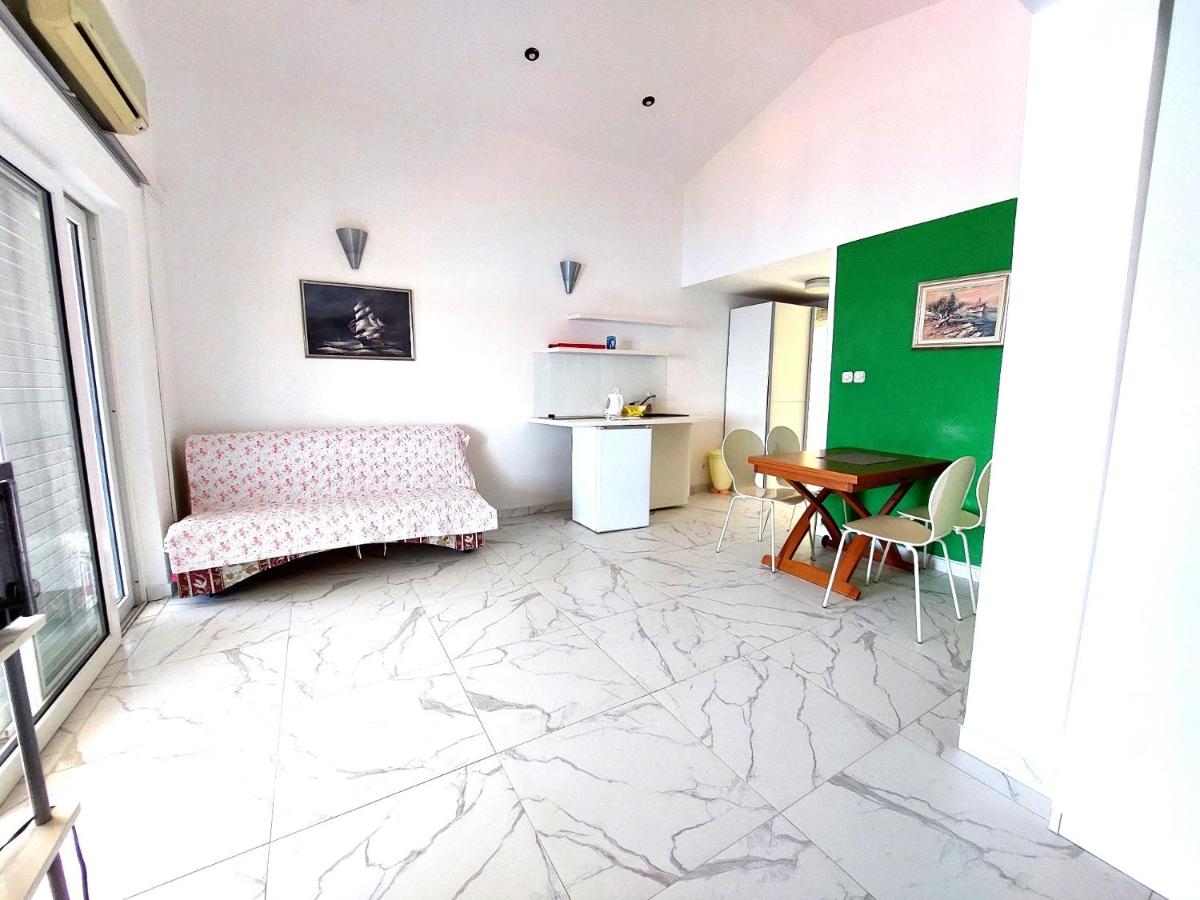 One-Bedroom Apartment with Sea View and Balcony