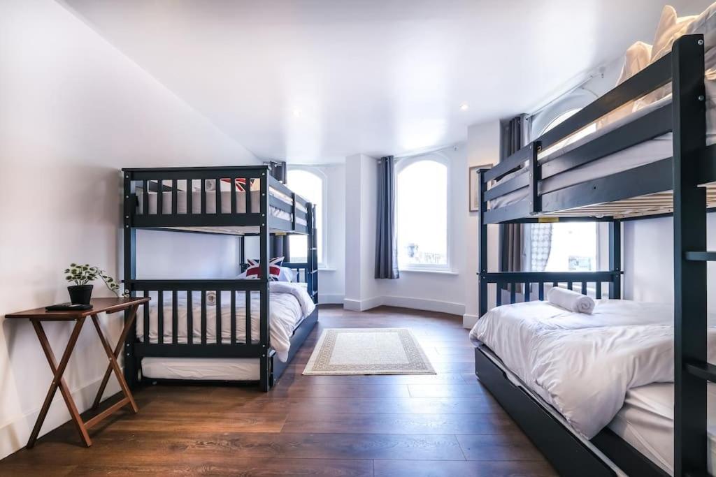 Quaint and Spacious Piccadilly Sleep 6 VRD - B&B