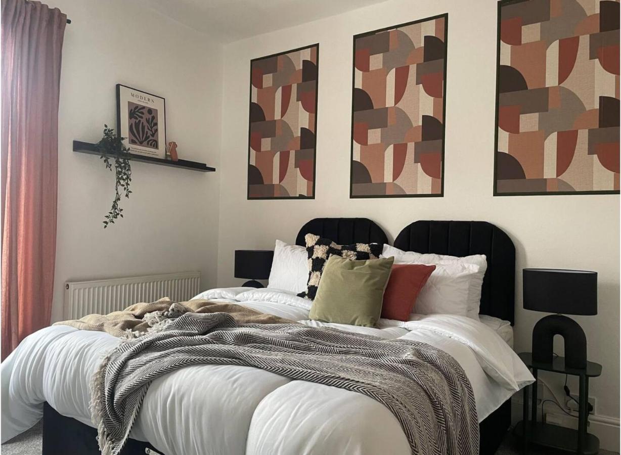 Coventry Lovely House, Sleeps 4, by Empower Homes - Chambres d’hôtes