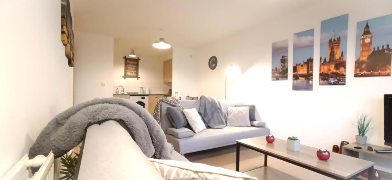 B&B Crawley - 2 Bed Crawley Apt - Near Gatwick - Bed and Breakfast Crawley