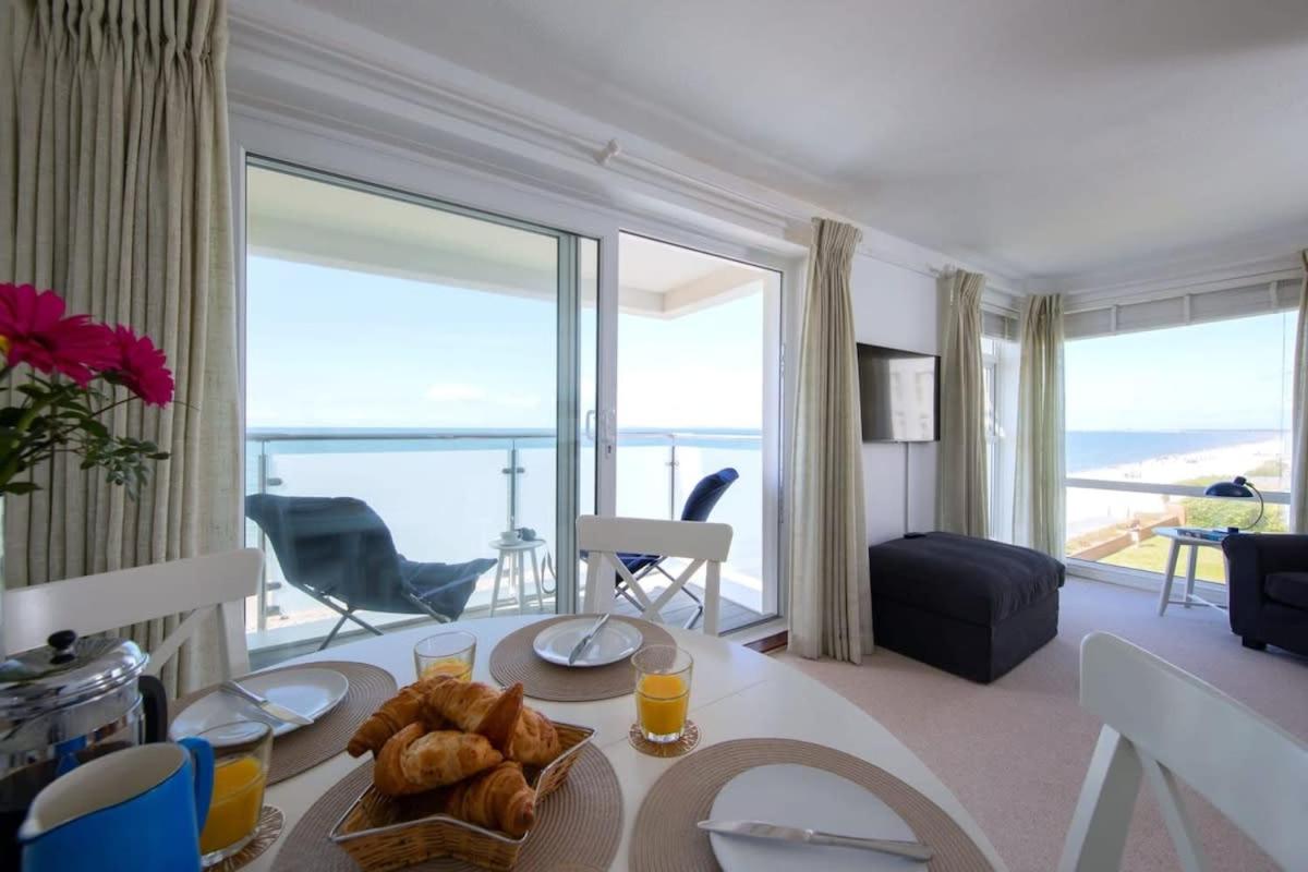 B&B East Wittering - High-End Beachfront Getaway Sea View King Bed - Bed and Breakfast East Wittering