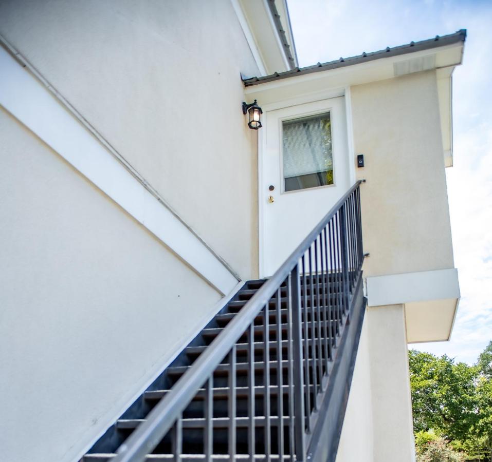 Bright & Stylish 2-Bedroom Near Downtown Mobile Free Parking - Bed and Breakfast