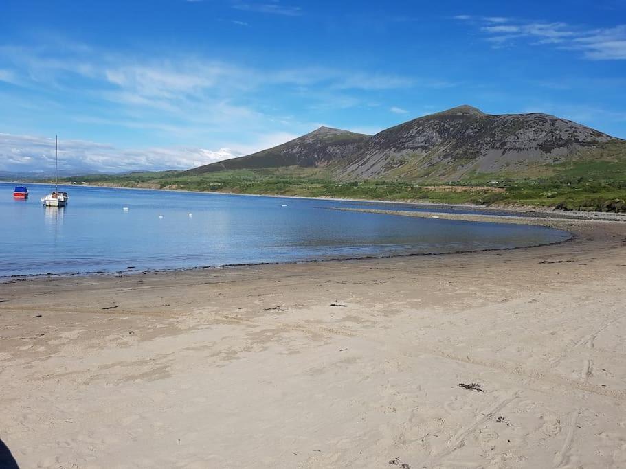 Lovely modern cottage, in Trefor village located near beach - B&B