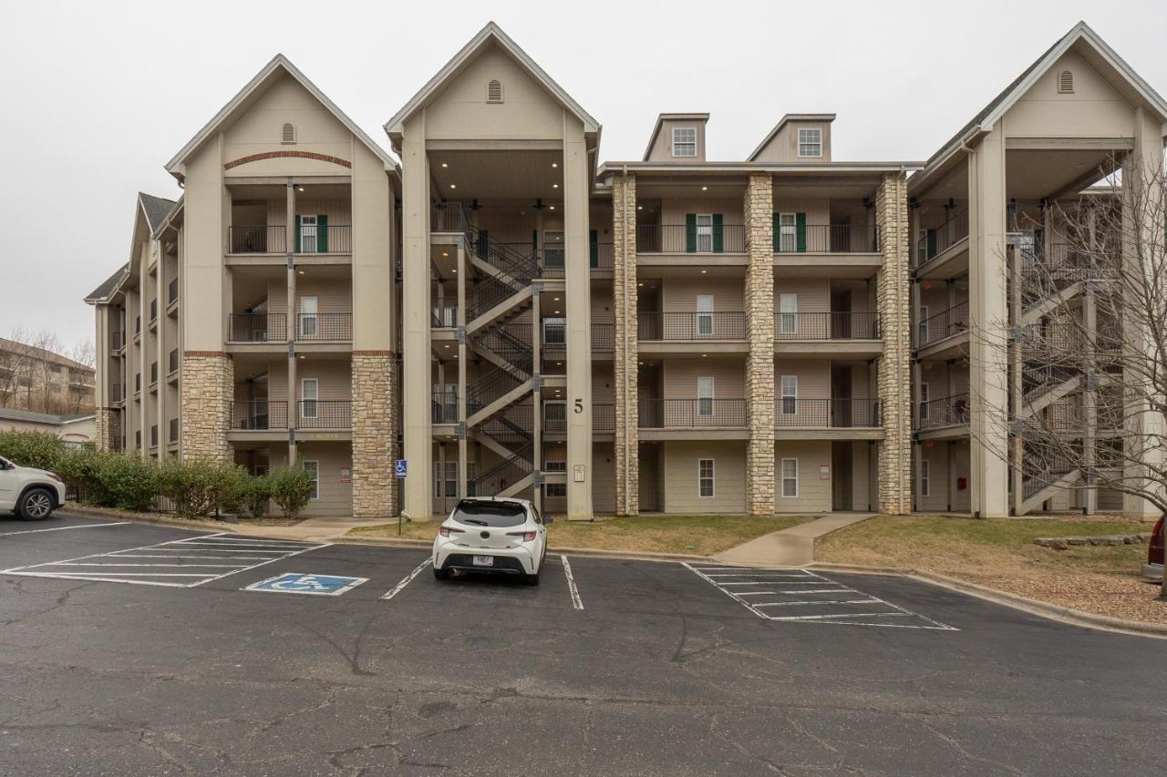 Elevator Access - Heart of Branson Location - FREE TICKETS INCLUDED - RL5-6 - B&B