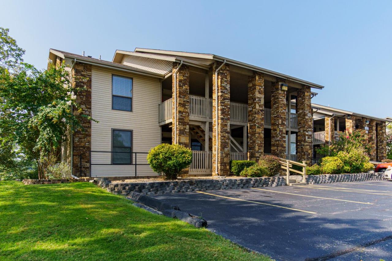 Lake Bluff Retreat - sleeps 6 - heated pool - golf - B&B Branson