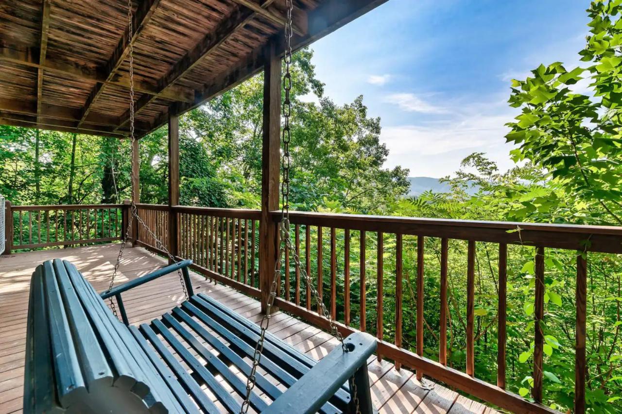 Hickory Ridge Cabin Fire Pit, Pool Table & Views - B&B Sevierville