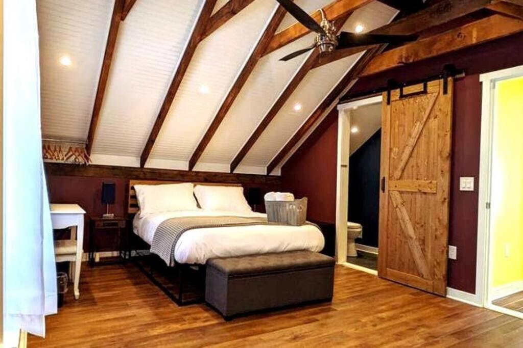 Walkable Elmwood Cottage, No Chores 4Bath 4BR 4Car - Bed and Breakfast Buffalo