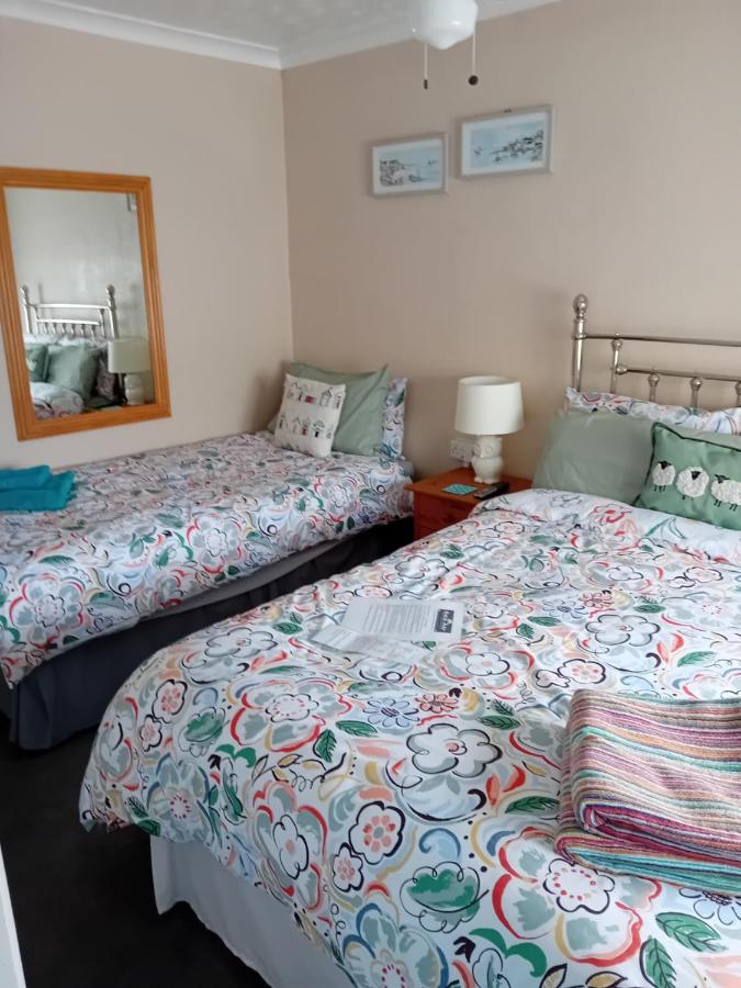 Doppel-/Zweibettzimmer mit Dusche