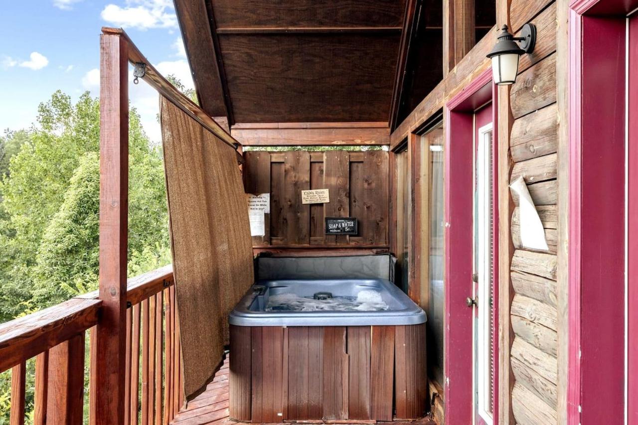Dollywood Escape with Views Hot Tub & Games - B&B Sevierville