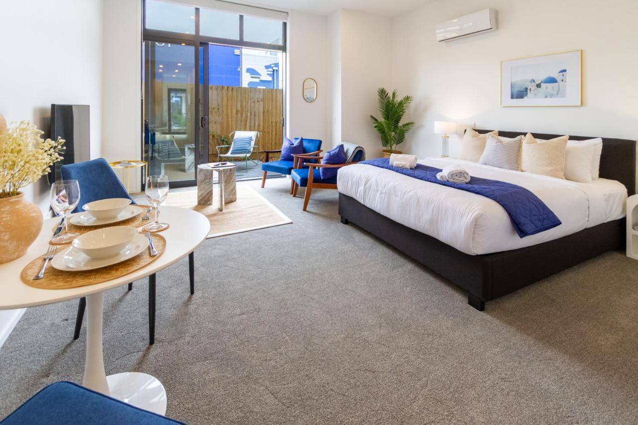 Central Christchurch Santorini Style 1BR Studio - B&B