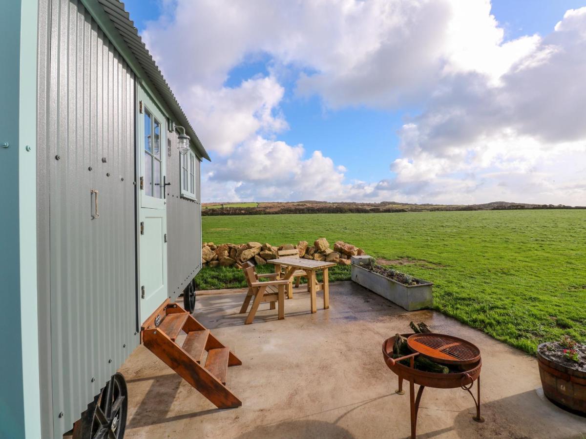 B&B Penzance - Lower Trewern Shepherds Hut - Bed and Breakfast Penzance